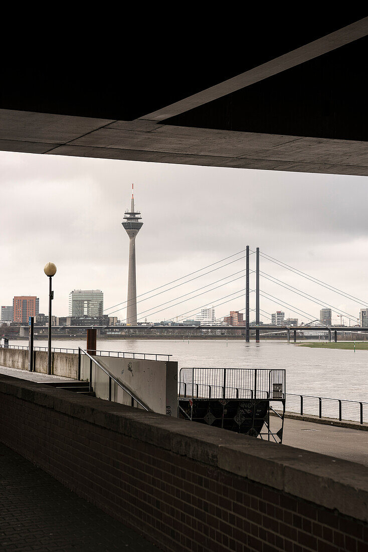 Blick zur Rheinkniebrücke und dem Rheinturm (Düsseldorfer Fernsehturm), Düsseldorf, Nordrhein-Westfalen, NRW, Deutschland