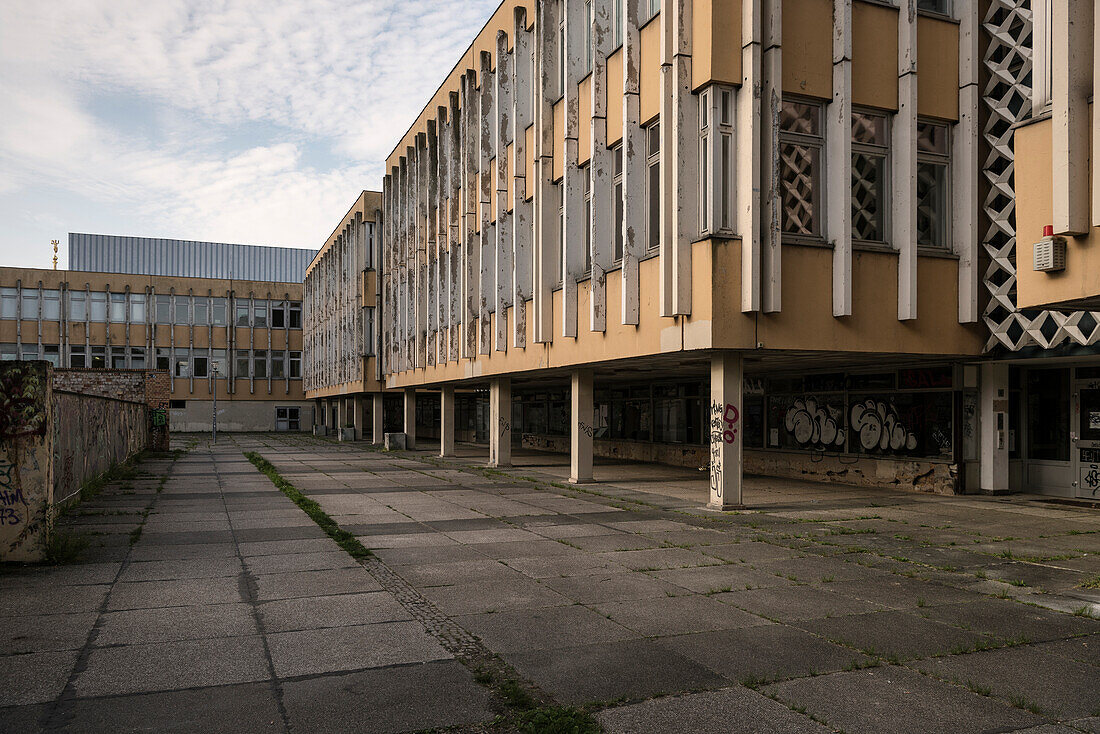 heruntergekommene Gebäude neben der St. Nikolai Kirche, Potsdam, Brandenburg, Deutschland