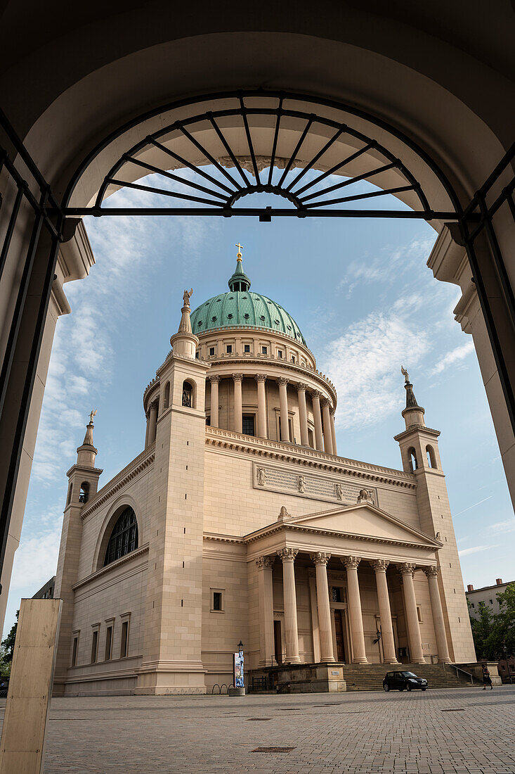 Blick vom Stadtschloss (Sitz von Landtag Brandenburg) auf St Nikolaikirche, Potsdam, Brandenburg, Deutschland