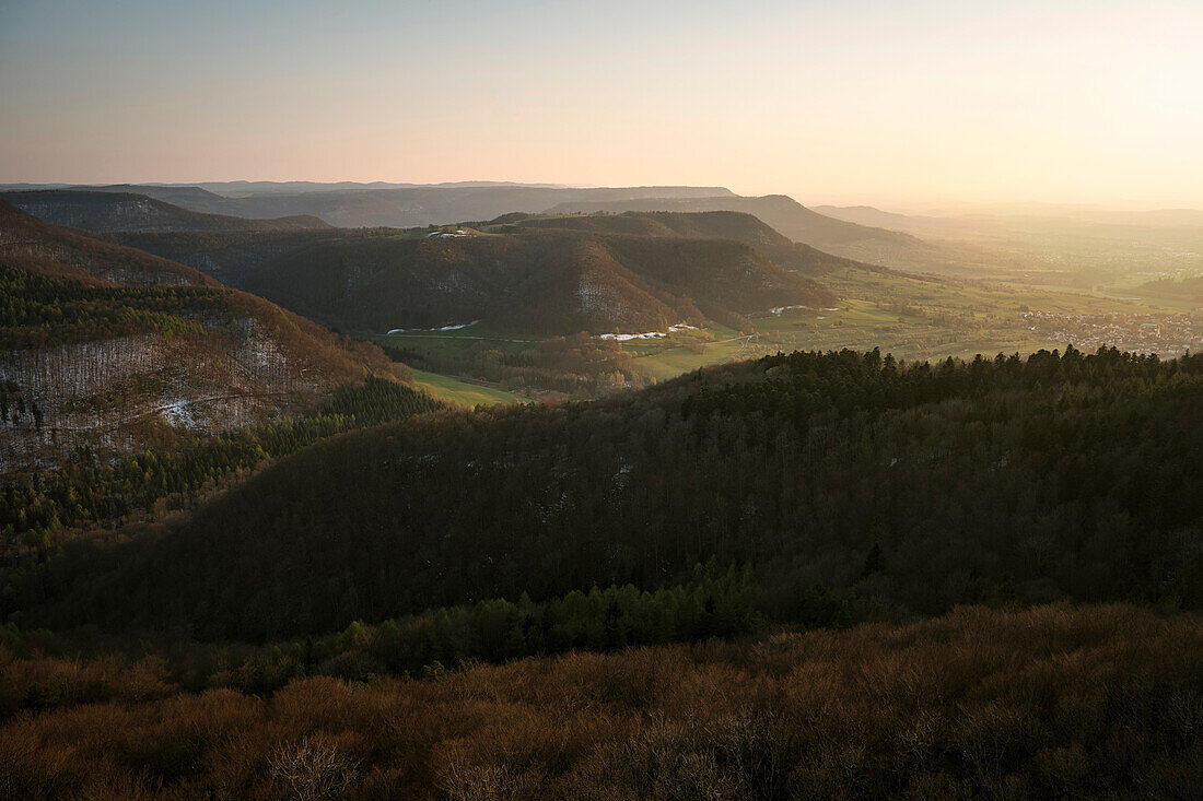 Ausblick während Sonnenuntergang vom Roßberg Turm auf den Albtrauf, Reutlingen, Schwäbische Alb, Baden-Württemberg, Deutschland