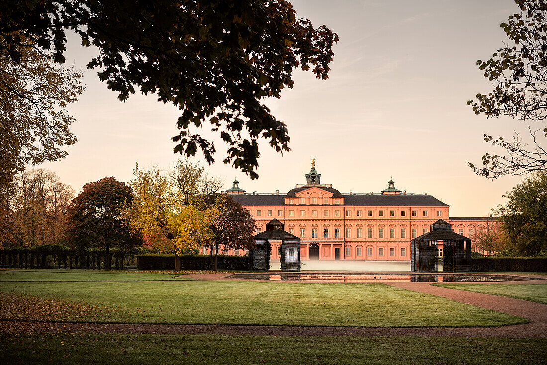 Schlosspark im morgendlichen Nebel, Schloss Rastatt, Rastatt, Baden-Württemberg, Deutschland