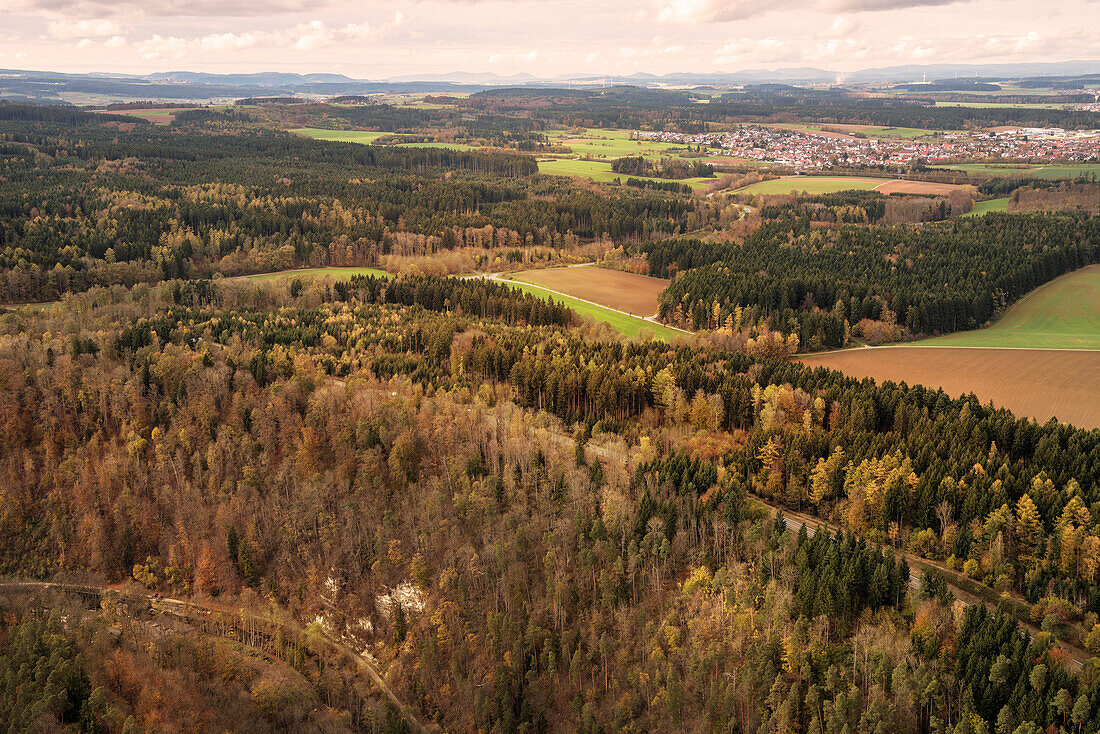 Blick vom thyssenkrupp Aufzugs Testturm auf waldiges Umland, Rottweil, Baden-Württemberg, Deutschland