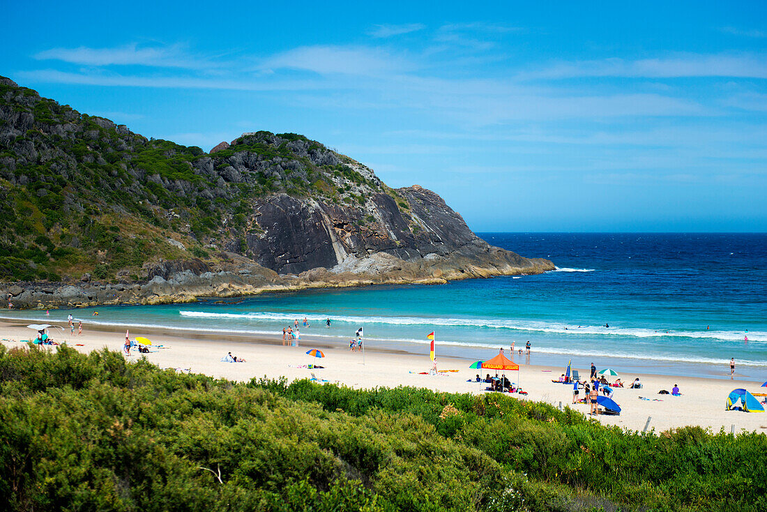 Der von felsigen Landzungen begrenzte Boomerang Beach gilt als einer der schönsten der Region, Boomerang Beach, New South Wales, Australien