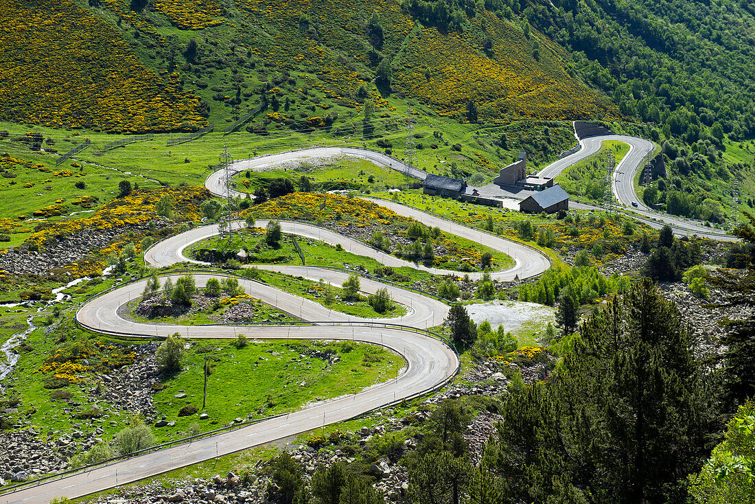The road to the mountain pass Port dera Bonaigue