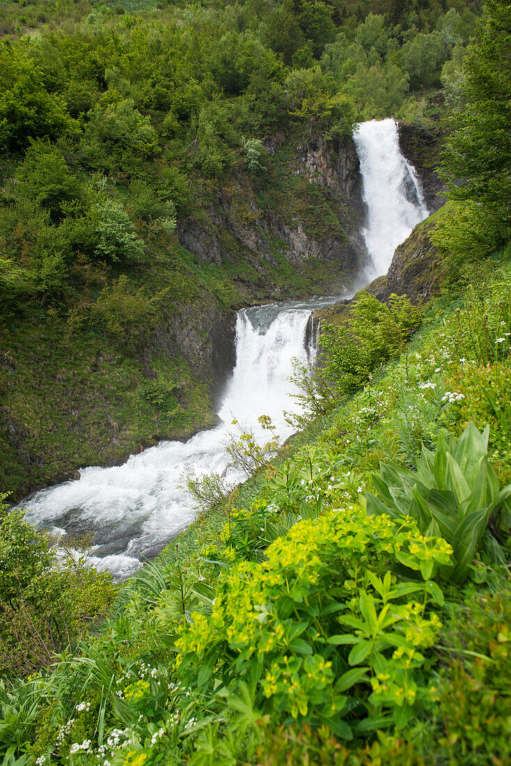 Der Wasserfall Saut deth Pish im Valle de Varrados, Spanische Pyrenäen, Val d'Aran, Katalonien, Spanien