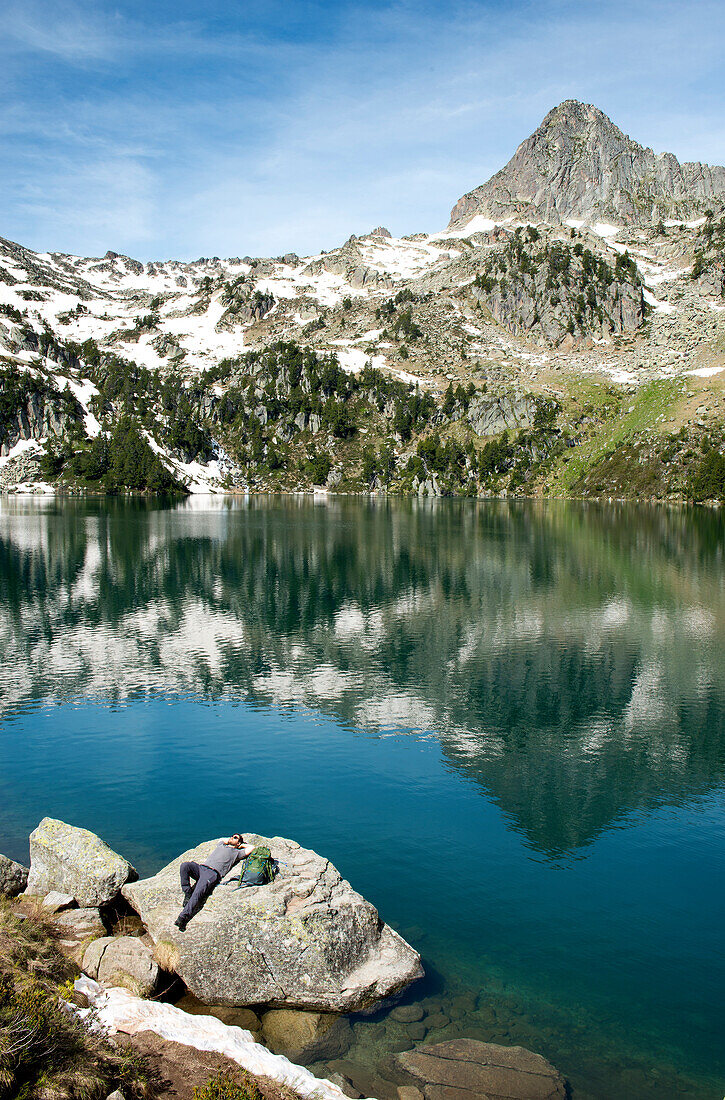 Der Estany Gerber im Val de Gerber im Parc National d'Aigüestortes i Estany de Sant Maurici, Spanische Pyrenäen, Val d'Aran, Katalonien, Spanien