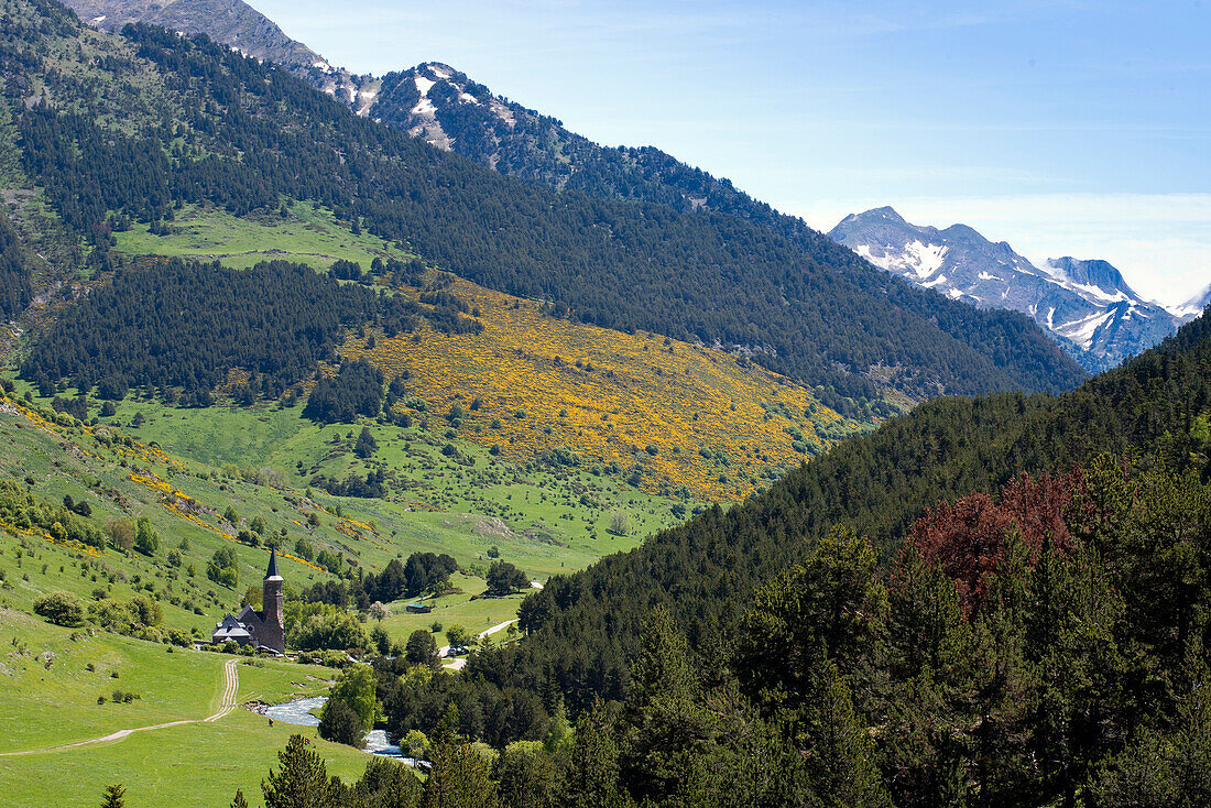 Die Kirche von Montgarri im Vall de Parros, Spanische Pyrenäen, Val d'Aran, Katalonien, Spanien