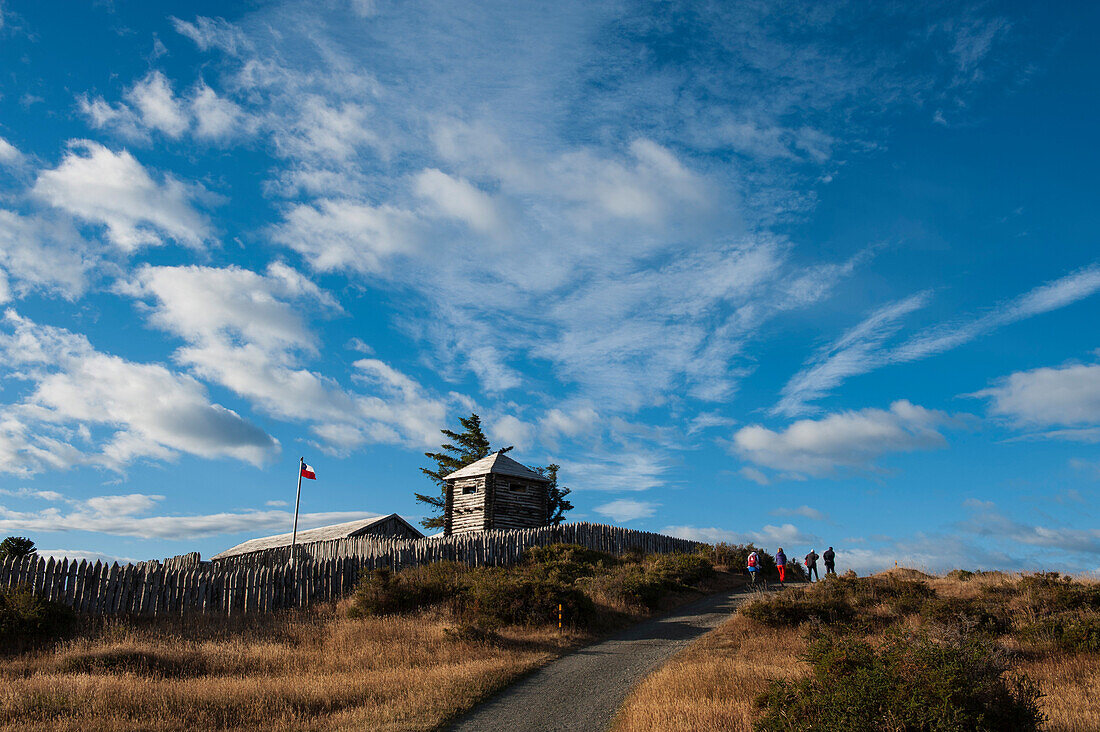 Besucher erklimmen den Hügel nach Fuerte Bulnes, einem restaurierten historischen Fort, etwa 60 Kilometer südlich von Punta Arenas, Magallanes y de la Antartica Chilena, Patagonien, Chile, Südamerika