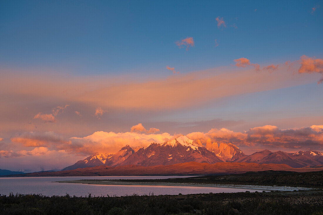 Das letzte Sonnenlicht fällt auf hohe schneebedeckte Gipfel, Nationalpark Torres del Paine, Chilena Magallanes y de la Antartica, Patagonien, Chile, Südamerika