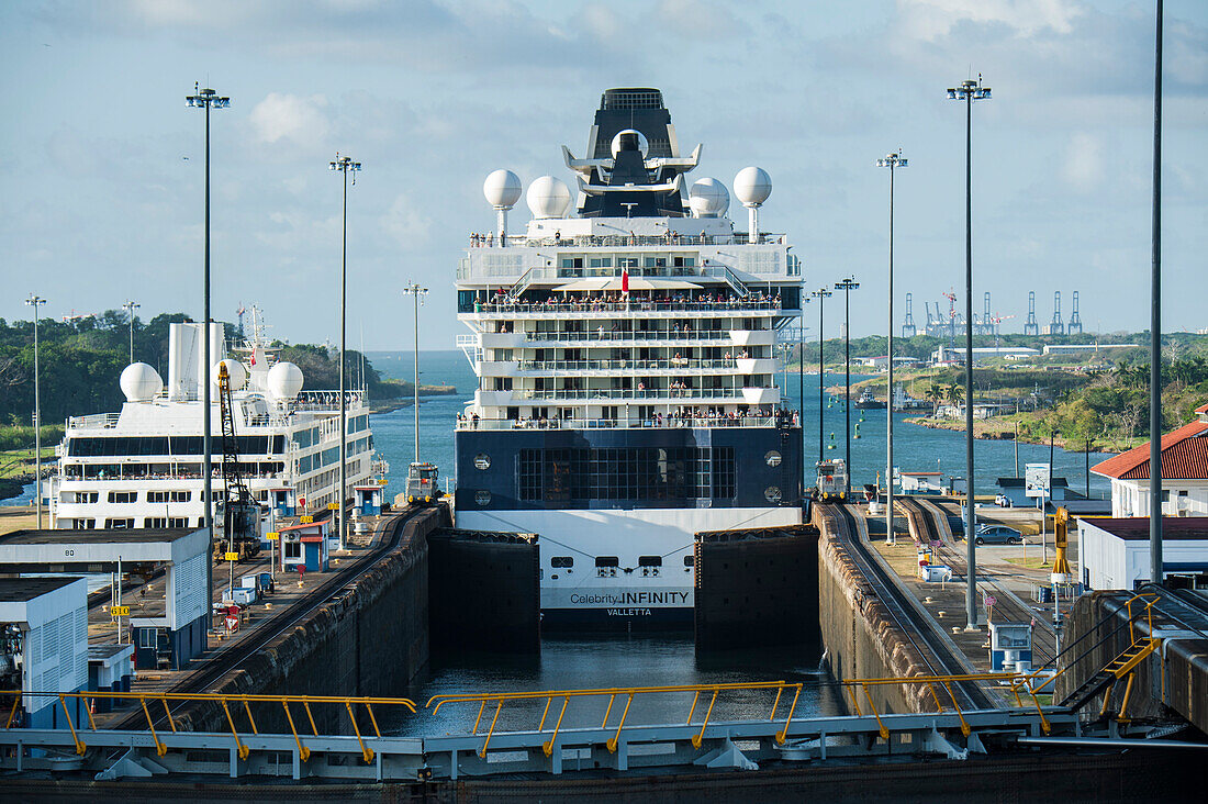 Das Kreuzfahrtschiff Celebrity Infinity (Celebrity Cruises) verlässt die Schleuse Gatun Locks am östlichen Ende des Panamakanals und fährt in den Golf von Mexiko, Cristobal, Panama, Mittelamerika