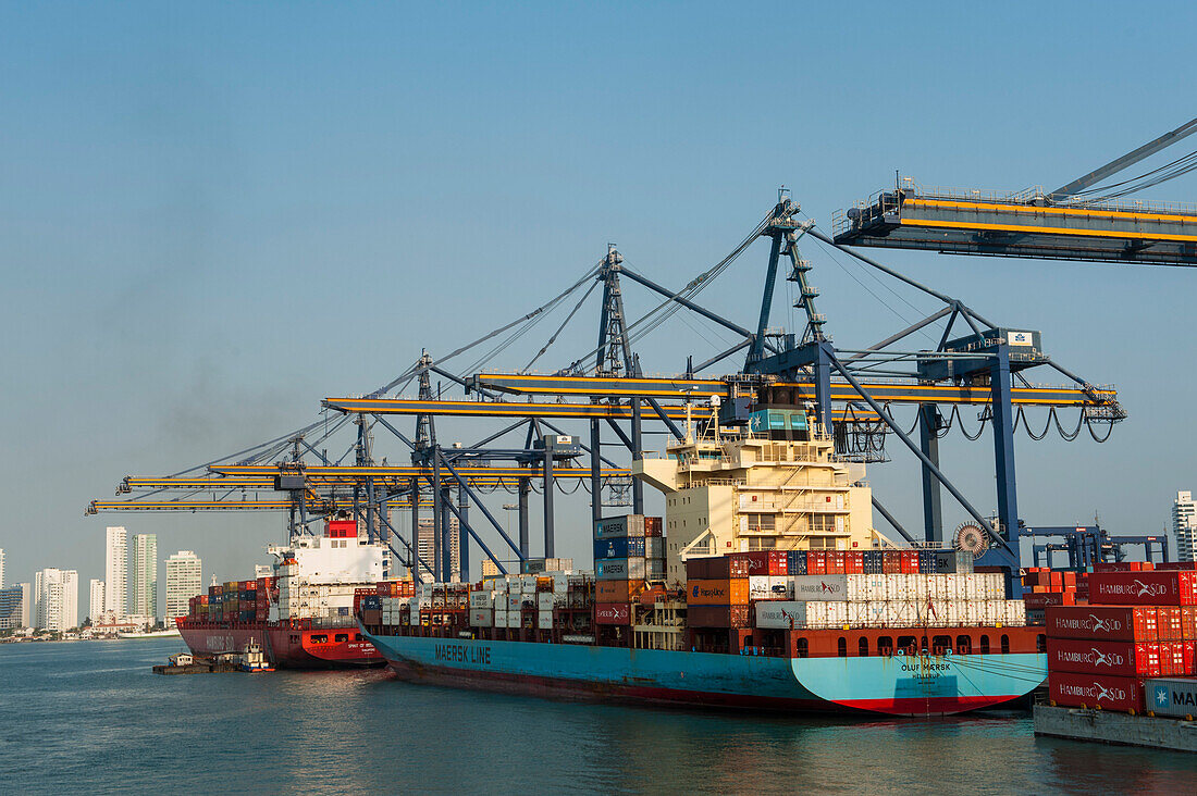Zwei Containerschiffe werden durch eine Reihe von Kränen im Hafen be- und entladen, Cartagena, Bolivar, Kolumbien, Karibik