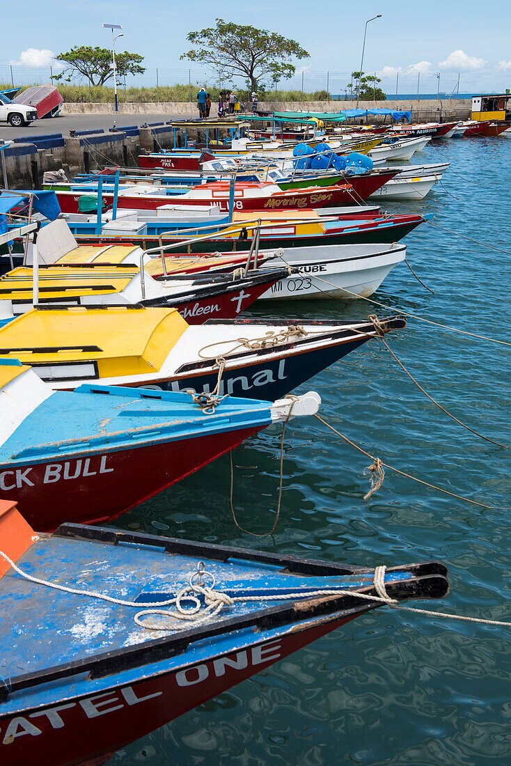Zahlreiche kleine, farbenfrohe, meist hölzerne Boote liegen dicht neben einem Damm, Lautoka, Viti Levu, Fidschi, Südpazifik