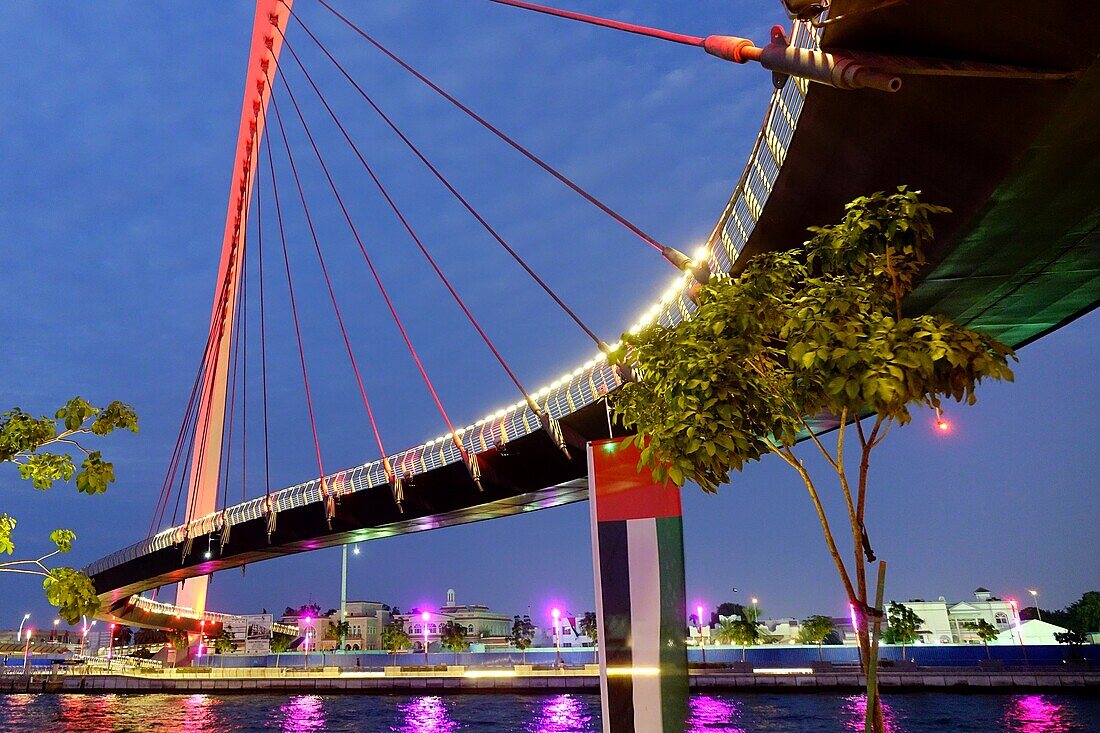 Abend, Tolerance Bridge, Dubai Water Canal, Dubai, VAE, Vereinigte Arabische Emirate