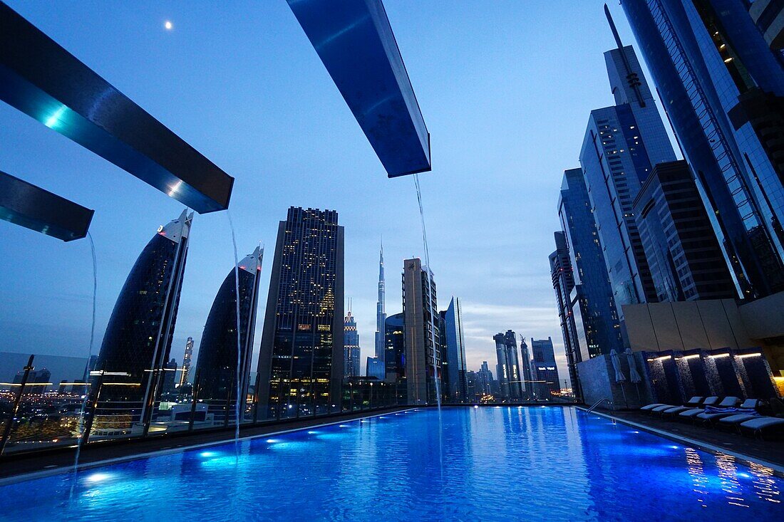 Pool, Sheikh Zayed Road, Hochhäuser, Financal Centre, Dubai, VAE, Vereinigte Arabische Emirate