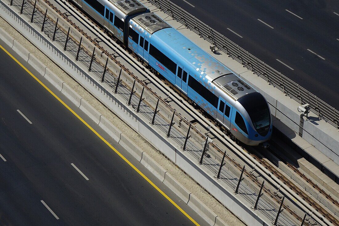 Zug, Dubai Metro, Gleise, U-Bahn, RTA, Dubai, VAE, Vereinigte Arabische Emirate