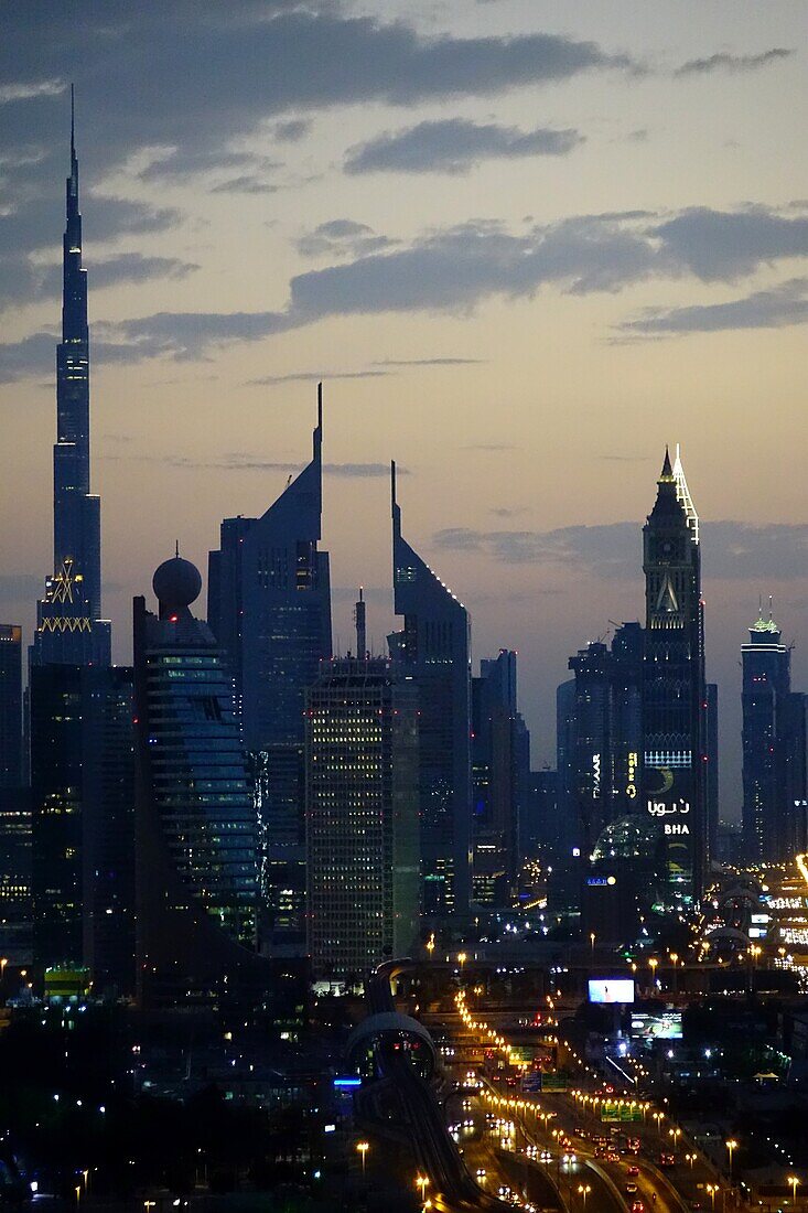 Nacht, Skyline, Burj Khalifa, Sheikh Zayed Road, Dubai, VAE, Vereinigte Arabische Emirate