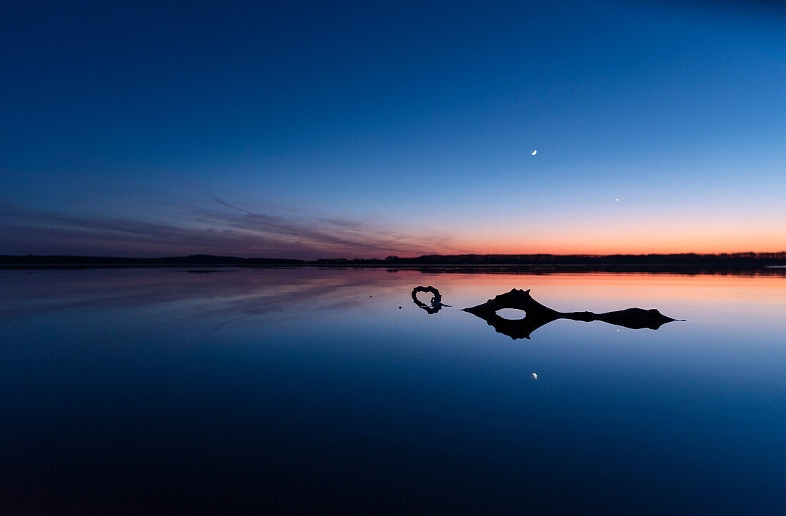 Seelandschaft nach dem Sonnenuntergang in Deutschland zur blauen Stunde