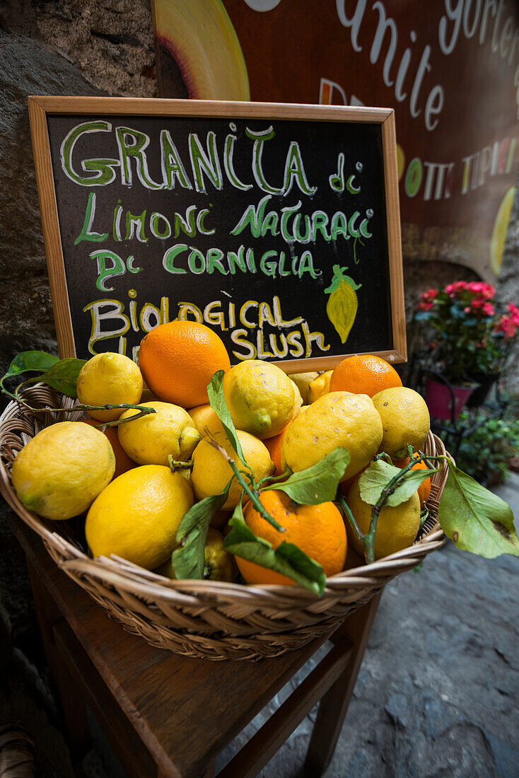 Zitrusfrüchte in einer Gasse, Corniglia, Cinque Terre, UNESCO-Weltkulturerbe, Provinz La Spezia, Ligurien, Italien