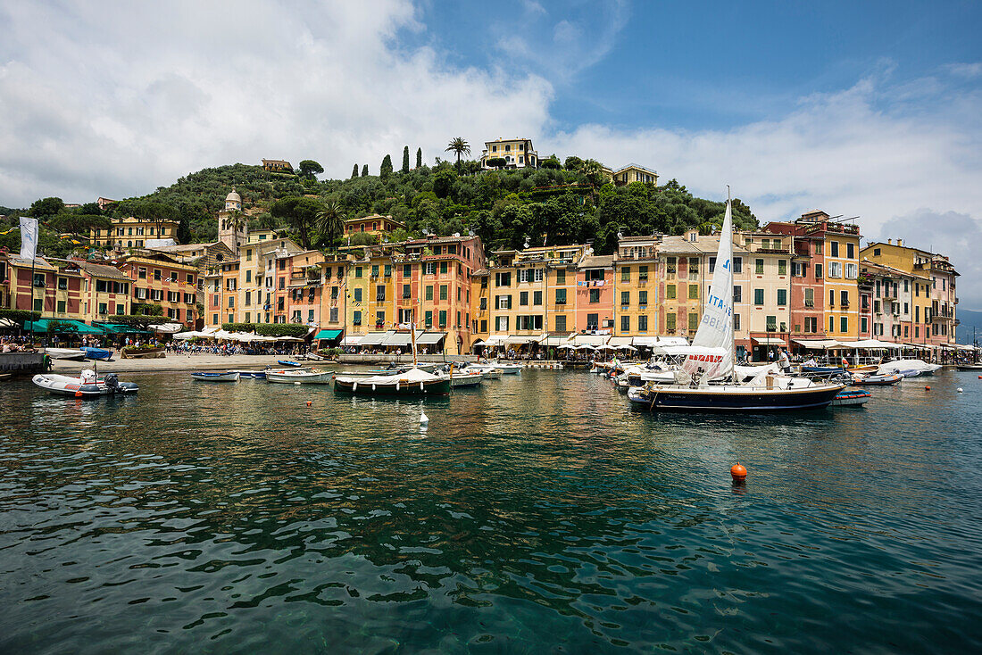 Dorf mit bunten Häusern und Hafen, Portofino, Ligurien, Italien