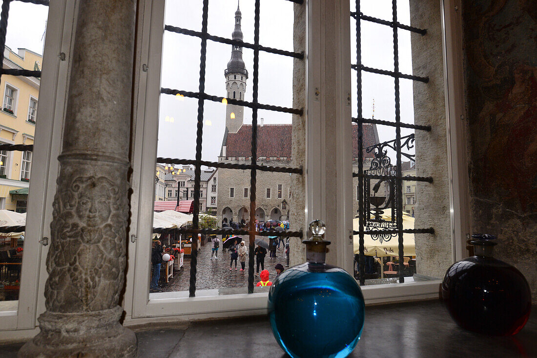 Blick aus der alten Apotheke am Rathausplatz, Altstadt, Tallinn, Estland