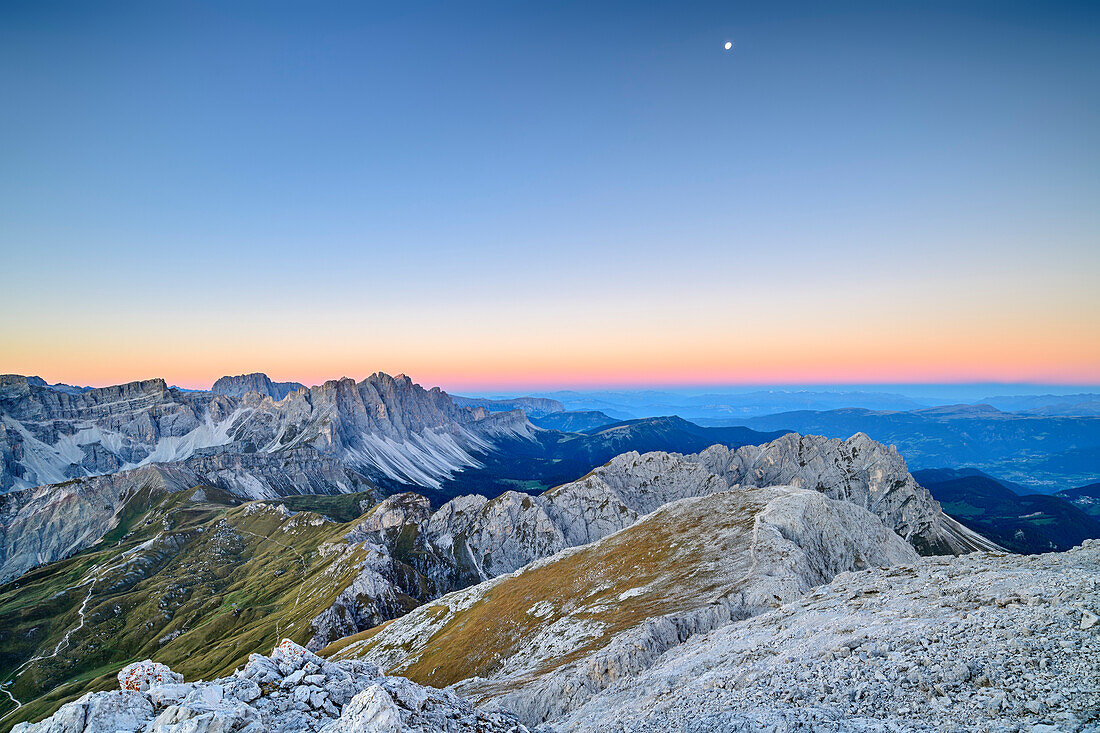 Langkofel und Geislergruppe zur blauen Stunde mit Erdschatten, vom Peitlerkofel, Dolomiten, UNESCO Welterbe Dolomiten, Südtirol, Italien