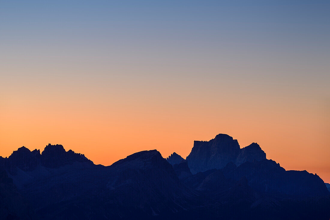 Nachthimmel mit Silhouette von Monte Pelmo, vom Peitlerkofel, Dolomiten, UNESCO Welterbe Dolomiten, Südtirol, Italien