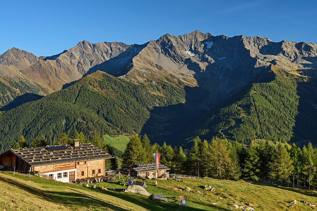 Unterholzer Hütte mit Blick auf Durreck, Unterholzer Hütte, Holzerböden, Ahrntal, Zillertaler Alpen, Südtirol, Italien