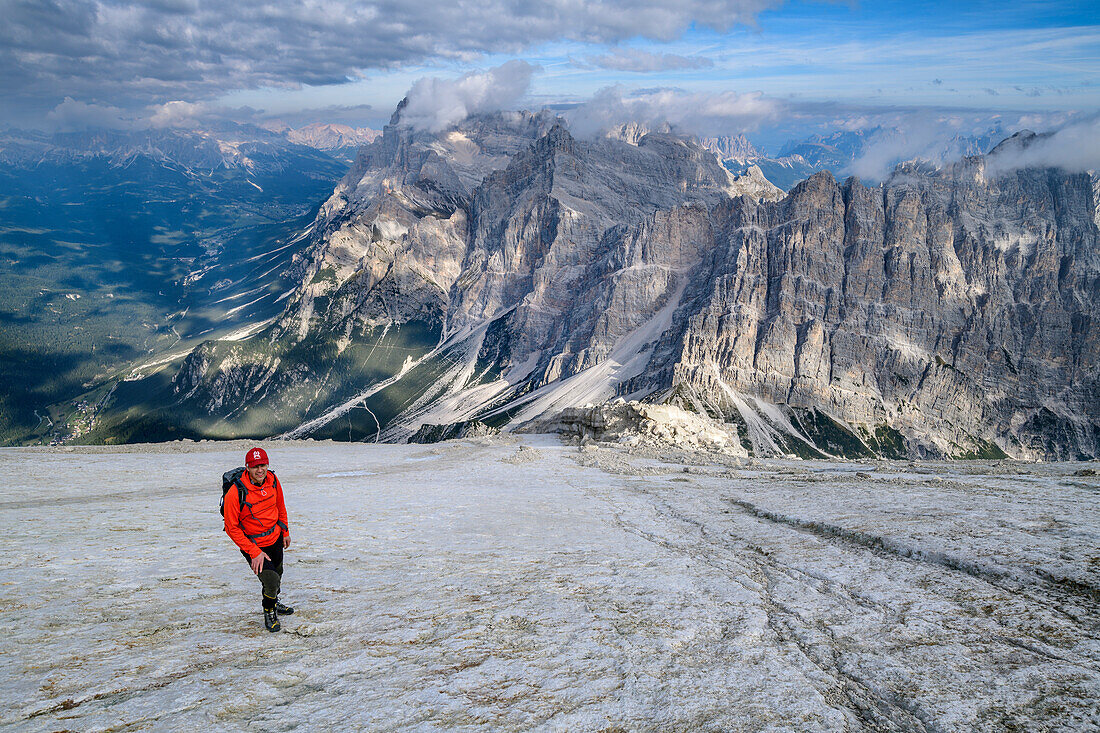 Mann steigt über Felsplatten zum Antelao auf, Antelao, Dolomiten, UNESCO Welterbe Dolomiten, Venetien, Venezien, Italien