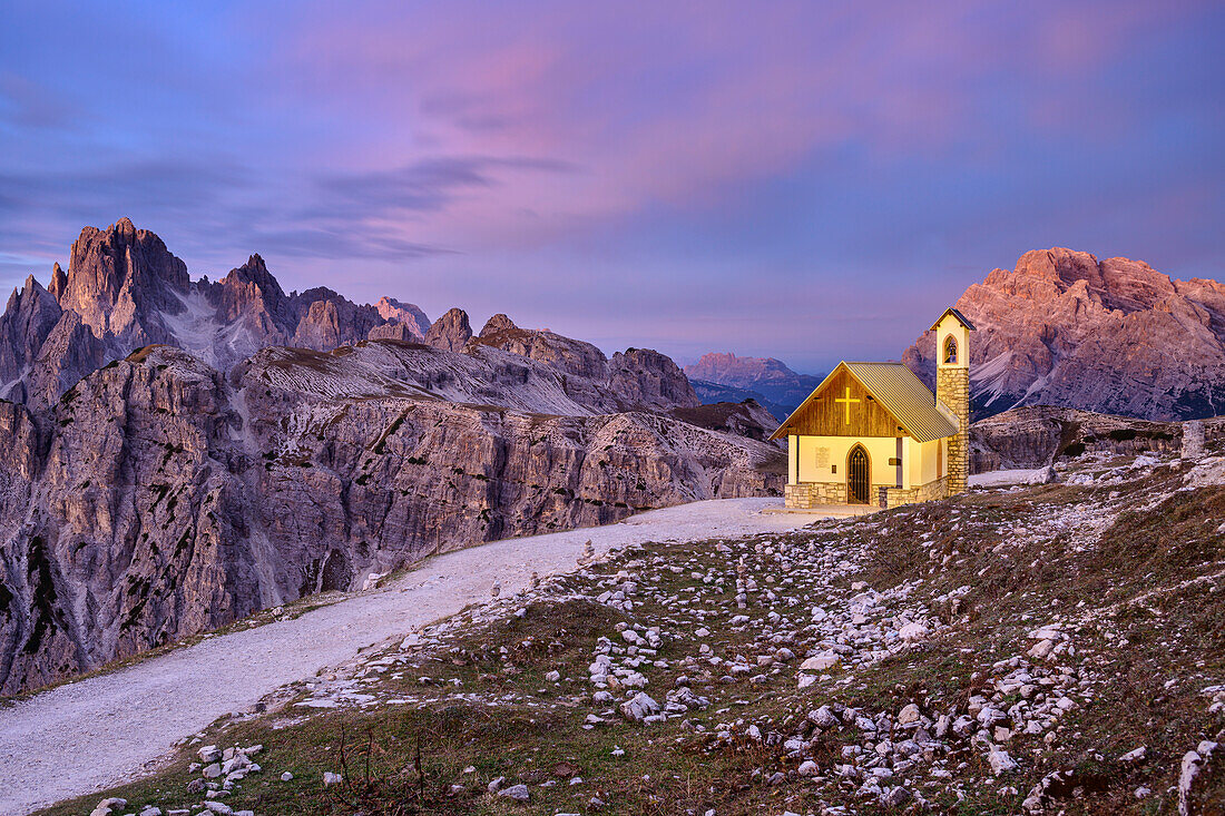 Beleuchtete Kapelle vor Cadinigruppe und Monte Cristallo, Sextener Dolomiten, Dolomiten, UNESCO Welterbe Dolomiten, Venetien, Venezien, Italien