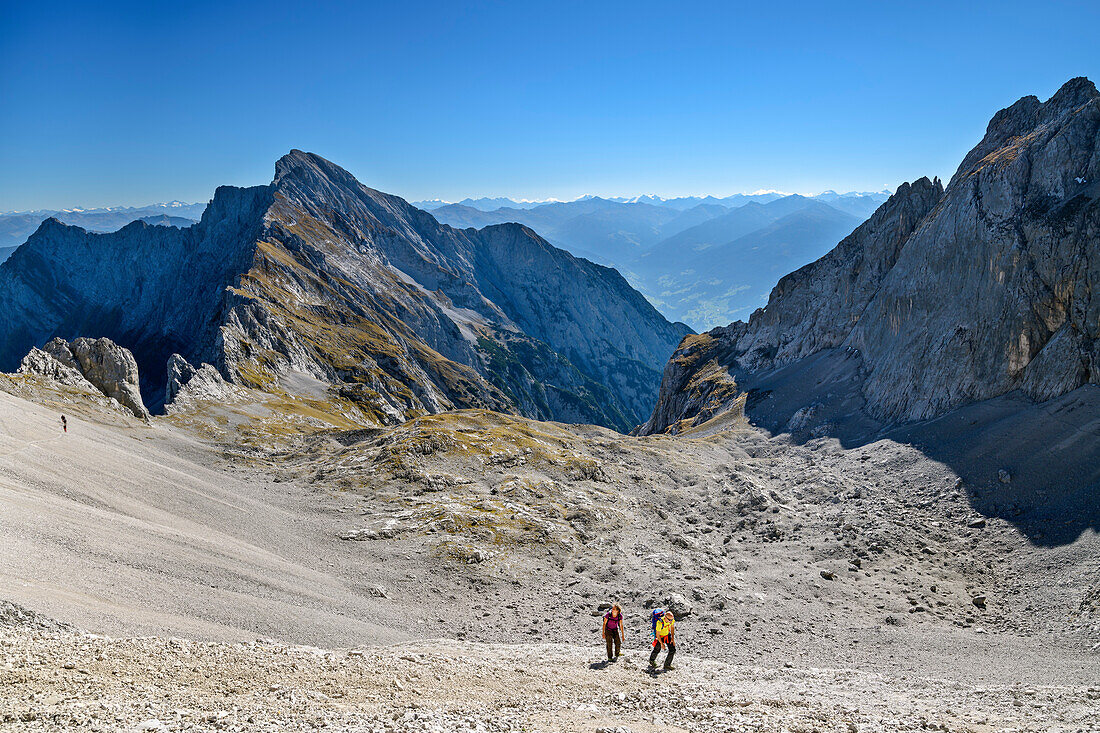 Personen steigen über Schuttkar zur Lamsenspitze auf, Hochnissl im Hintergrund, Lamsenspitze, Naturpark Karwendel, Karwendel, Tirol, Österreich