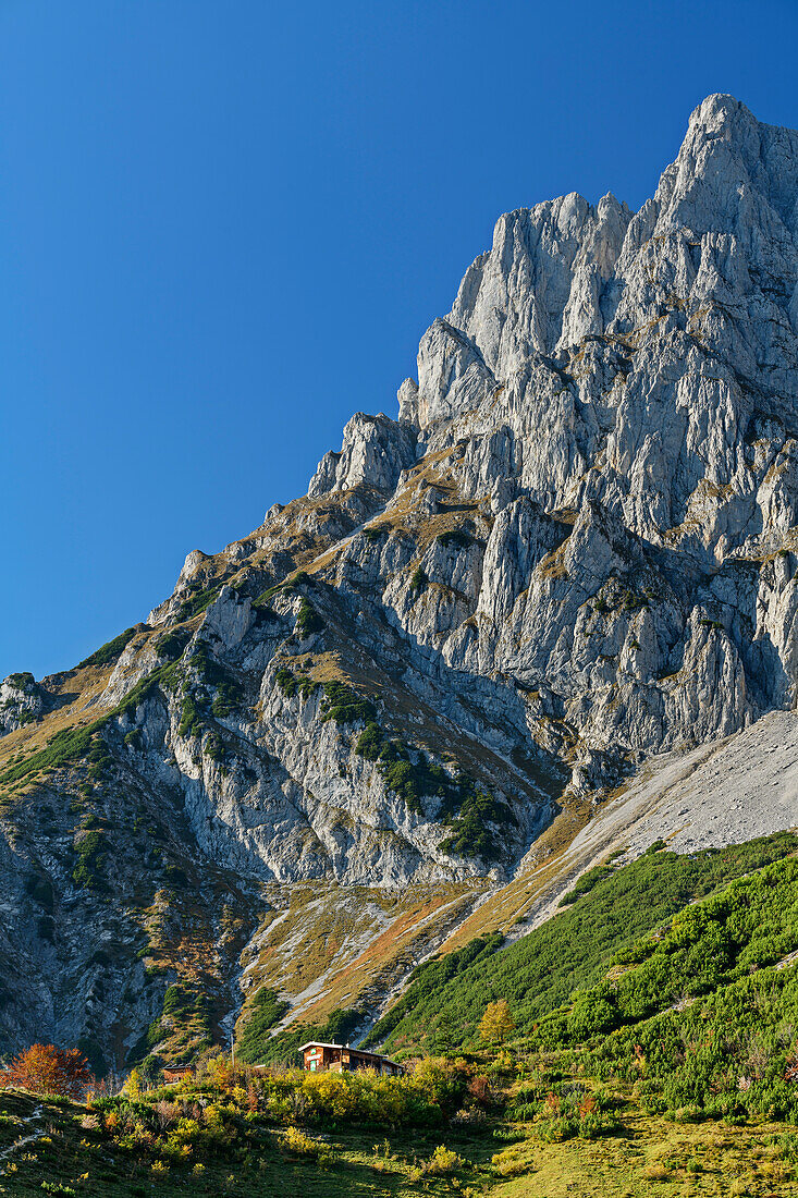 Ackerlhütte unter den Südwänden des Wilden Kaisers, Wilder Kaiser, Kaisergebirge, Tirol, Österreich
