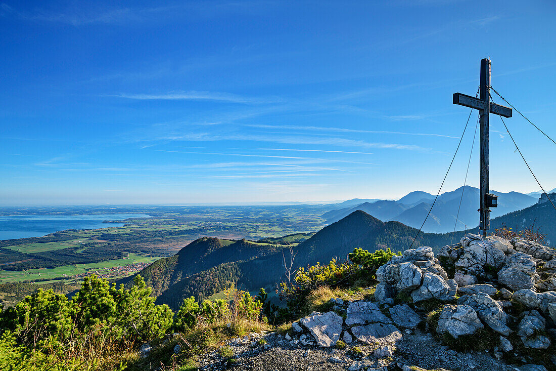 Cross on the summit of Gedererwand with lake Chiemsee in background, Gedererwand, Kampenwand, Chiemgau Alps, Chiemgau, Upper Bavaria, Bavaria, Germany