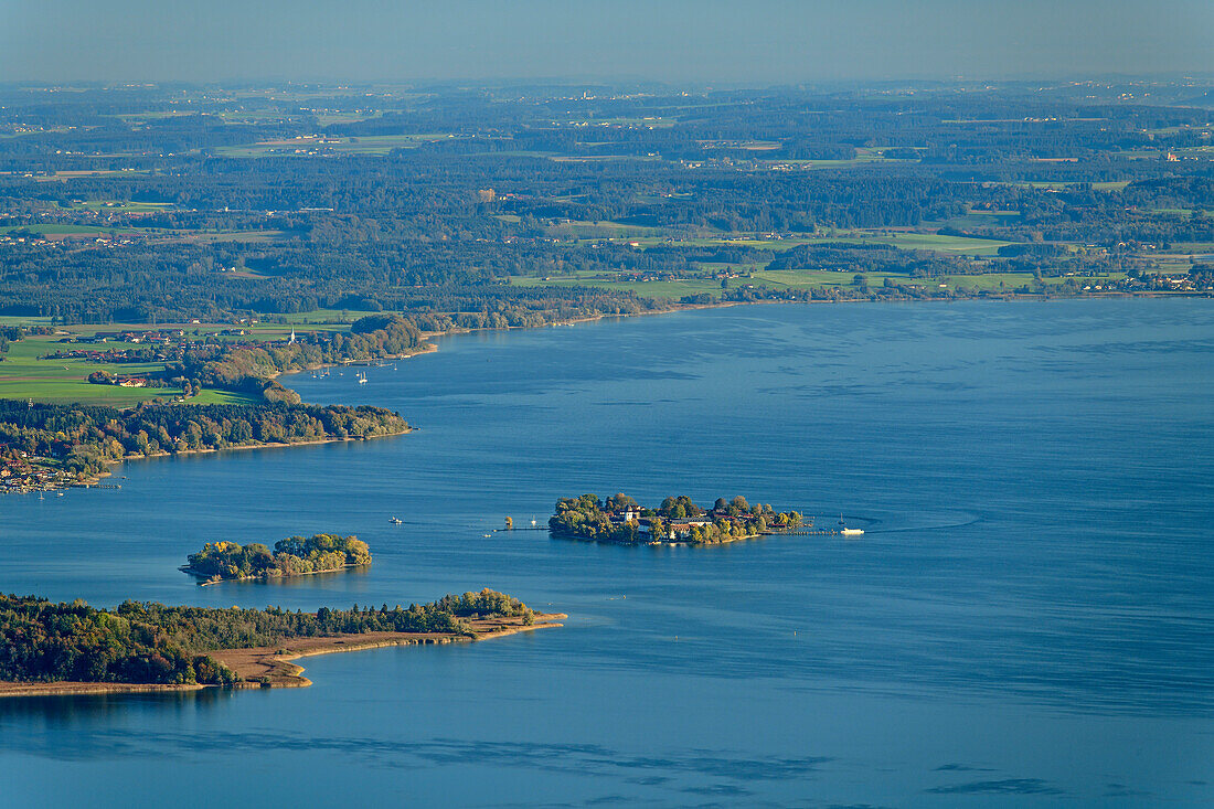 Lake Chiemsee with islands of Herreninsel, Krautinsel and Fraueninsel, from Gedererwand, Kampenwand, Chiemgau Alps, Chiemgau, Upper Bavaria, Bavaria, Germany