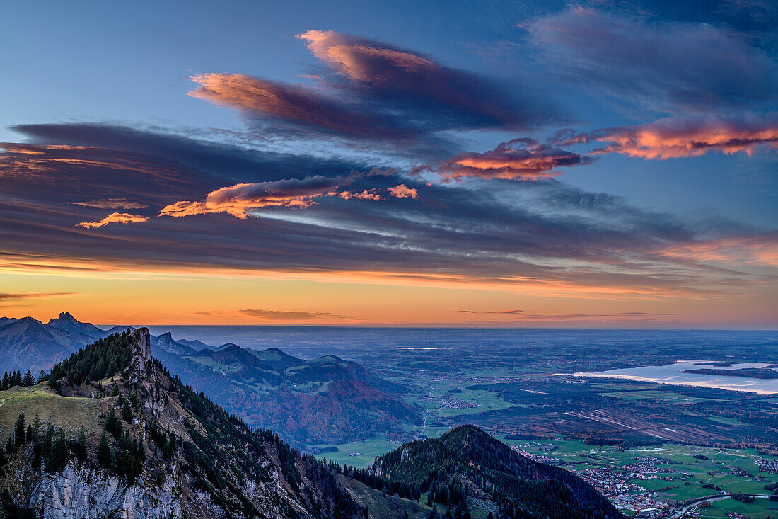 Wolkenstimmung über Chiemgauer Alpen und Chiemsee, Hochgern, Chiemgauer Alpen, Oberbayern, Bayern, Deutschland
