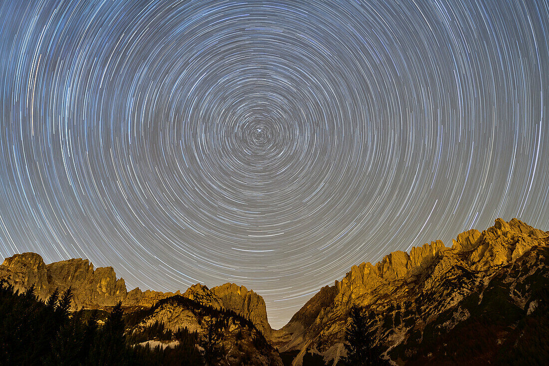 Nachthimmel mit Sternbahnen über dem Wilden Kaiser, Wilder Kaiser, Kaisergebirge, Tirol, Österreich