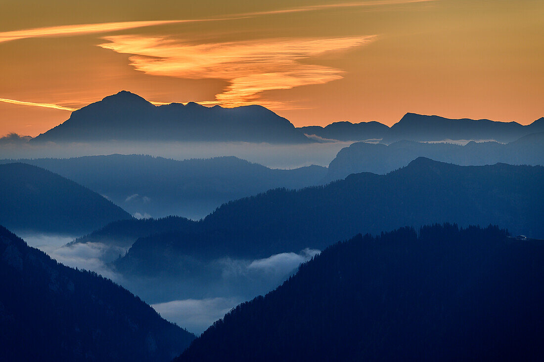 Kulissenstaffelung in der Morgendämmerung mit Blick auf Hoher Göll, vom Hochfelln, Chiemgauer Alpen, Oberbayern, Bayern, Deutschland