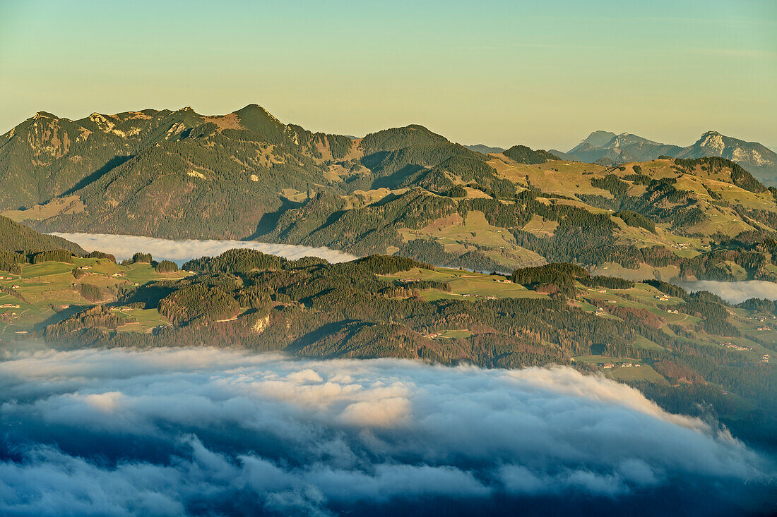 Nebelstimmung überm Inntal mit Chiemgauer Alpen im Hintergrund, Brünnstein, Mangfallgebirge, Bayerische Alpen, Oberbayern, Bayern, Deutschland