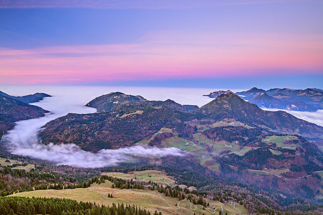 Blick vom Brünnstein auf Wildbarren und Chiemgauer Alpen mit Nebelstimmung und Erdschatten, Brünnstein, Mangfallgebirge, Bayerische Alpen, Oberbayern, Bayern, Deutschland