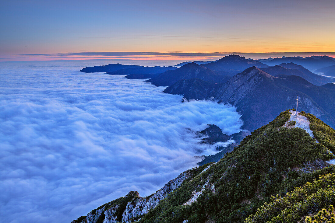 Nebelmeer im Voralpenland, Benediktenwand und Herzogstand mit Gipfelkreuz im Hintergrund, vom Herzogstand, Bayerische Alpen, Oberbayern, Bayern, Deutschland