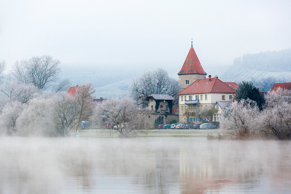 Gemeinde Winterhausen im Maintal im Winter, Unterfranken, Bayern, Deutschland