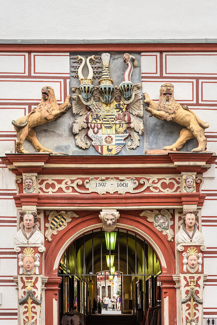 Wappen über Torbogen, historische Gebäude am Marktplatz von Coburg, Oberfranken, Bayern, Deutschland