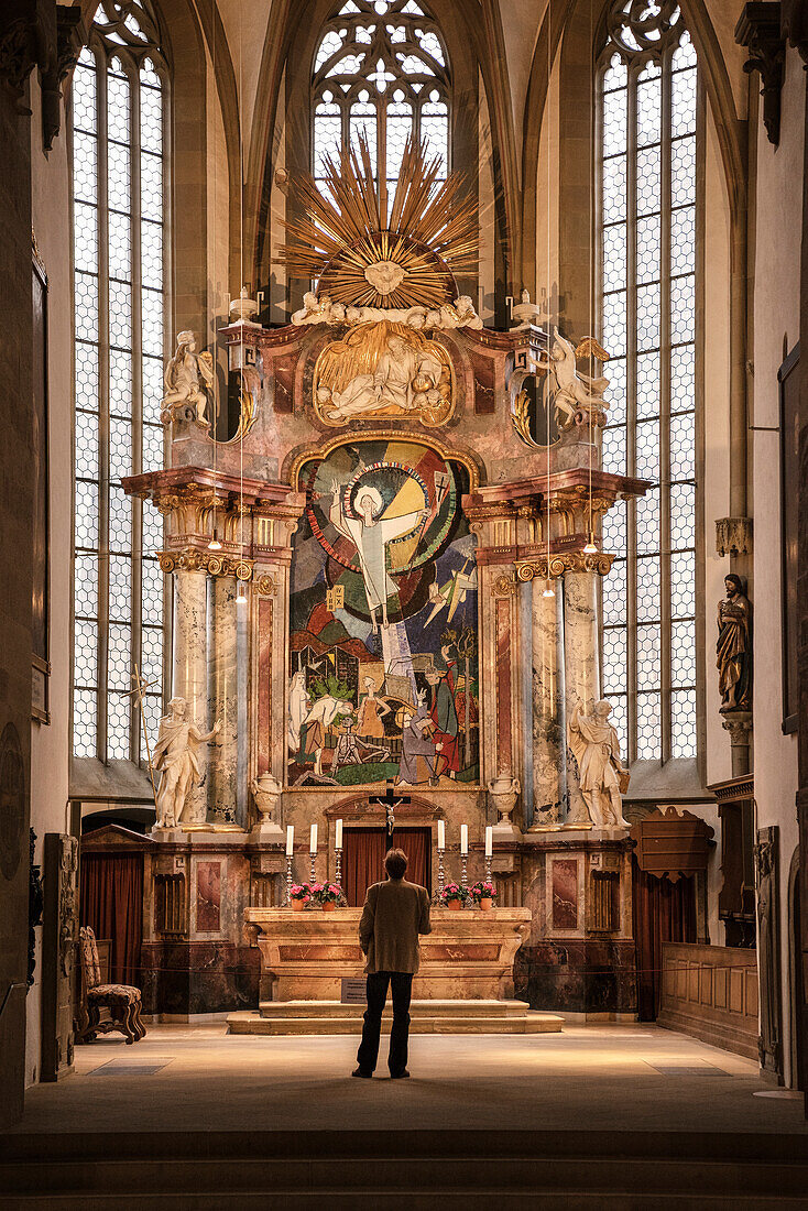 Mann blickt auf modernen Altar, Coburg, Oberfranken, Bayern, Deutschland