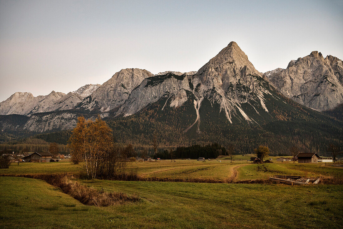 Hütten und Berge bei Lermoos, Bezirk Reutte, Tirol, Österreich