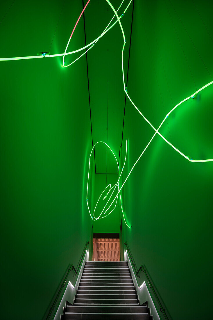 Lichtinstallation in Treppenhaus von Kunsthalle Schweinfurt, Unterfranken, Bayern, Deutschland