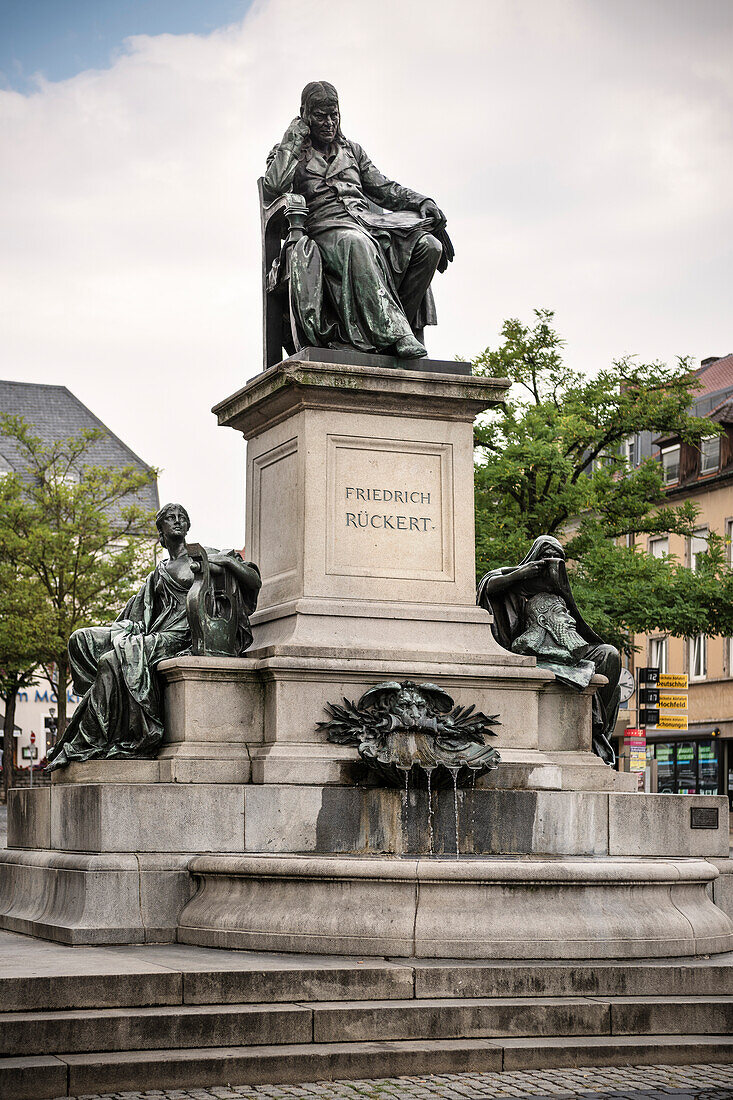 Denkmal des Dichters Friedrich Rückert am Marktplatz von Schweinfurt, Unterfranken, Bayern, Deutschland