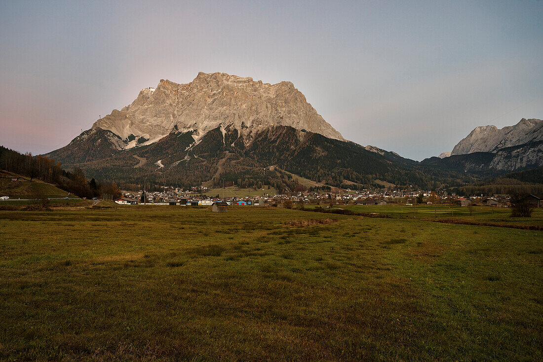 Blick zur Zugspitze von Lermoos, Bezirk Reutte, Tirol, Österreich
