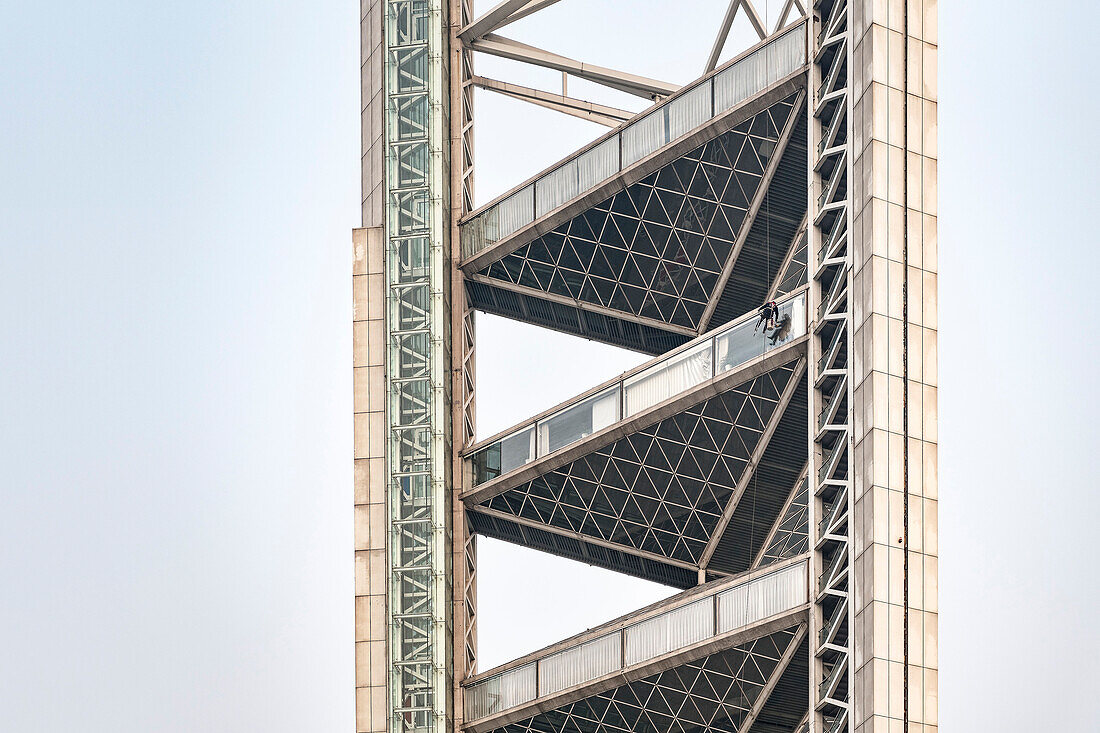 Fensterputz hängt an Seil und reinigt Fenster des Mulit-Funktions Towers, Olympischer Park, Peking, China, Asien