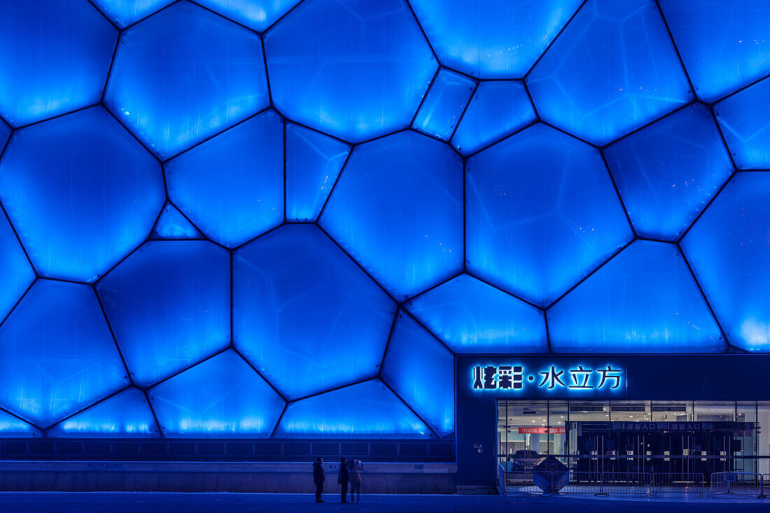 Detail der blau beleuchteten Waben Fassade des Nationalen Schwimm Zentrums bei Nacht, Olympischer Park, Peking, China, Asien