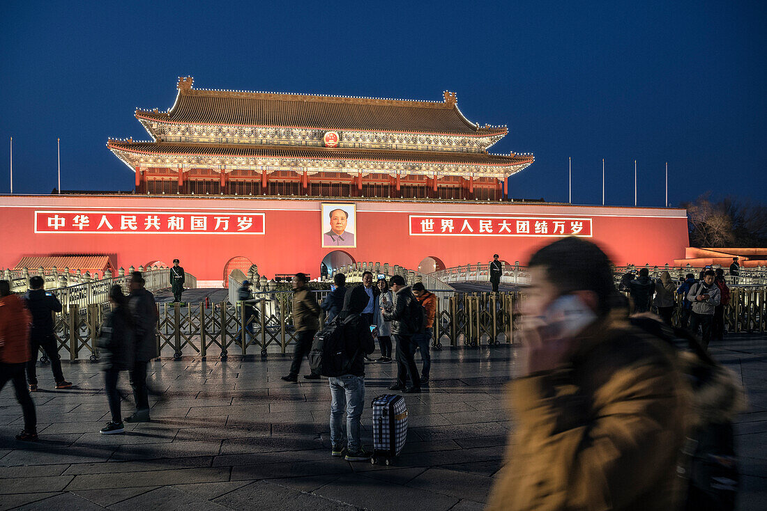 Besucher und Touristen vor Porträt von Mao Zedong am Tiananmen Gate dem Tor zur Verbotenen Stadt, Peking, China, Asien