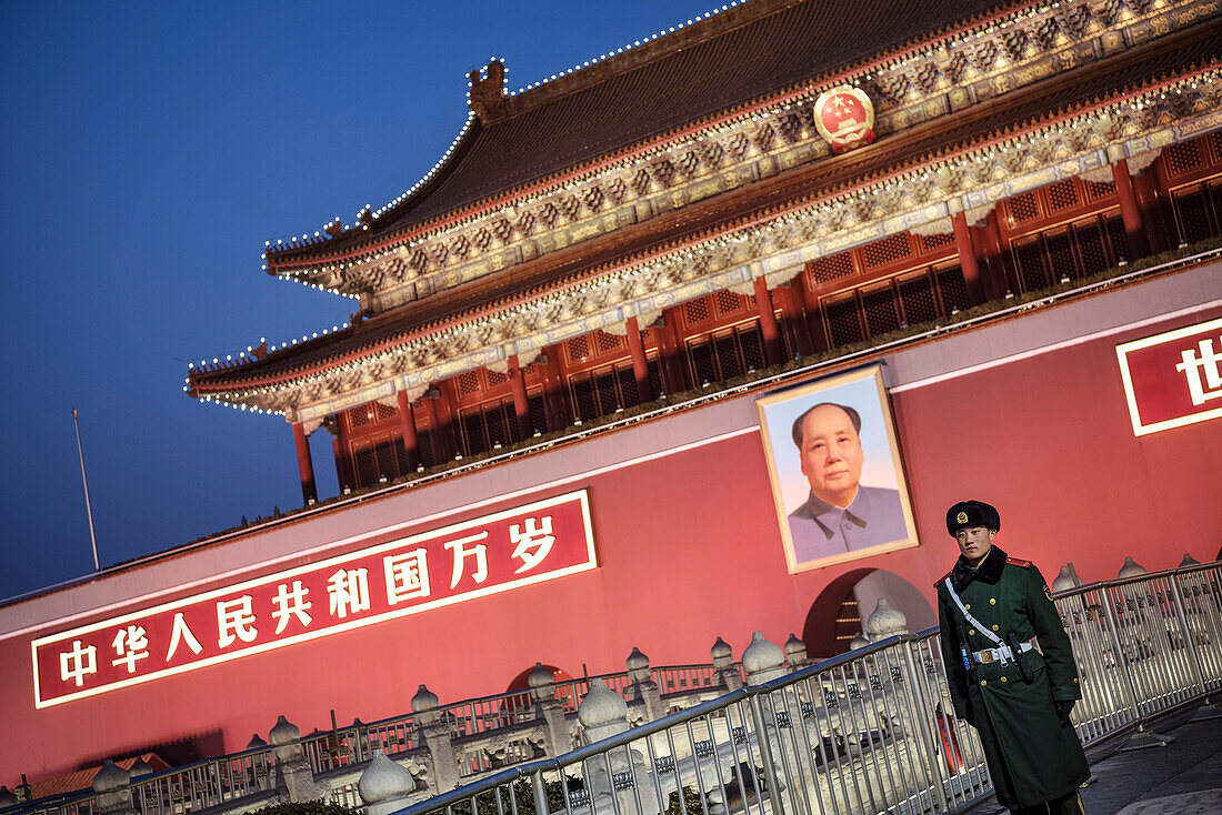 Polizist oder Wachmann vor Porträt von Mao Zedong am Tiananmen Gate dem Tor zur Verbotenen Stadt, Peking, China, Asien